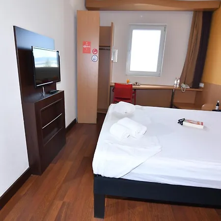 Ibis Airport