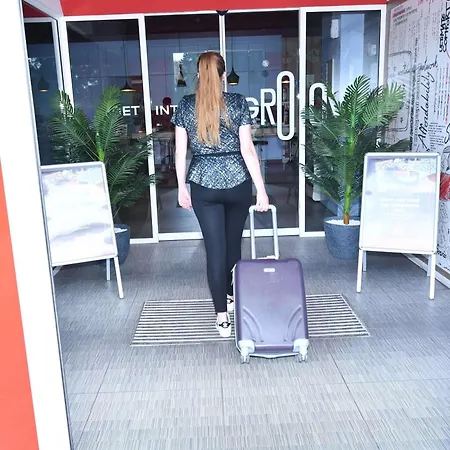 Hotel Ibis Airport 3*